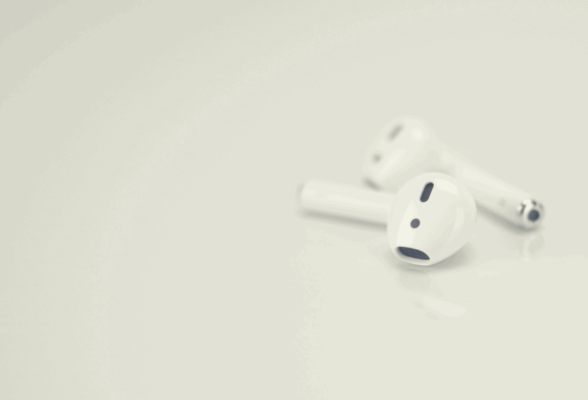 iphone with airpods